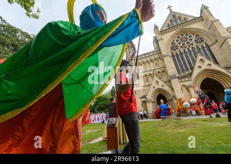 St Albans, Vereinigtes Königreich, 24. Juni 2023, Alban Pilgrimage, eine herrliche Prozession zur Feier von Alban, Großbritanniens erstem heiligen. Jedes Jahr gehen 12ft große Karnevalspuppen, die Figuren aus der Geschichte von St. Alban repräsentieren, auf die Straße, um seine historische Geschichte nachzuahmen. Die Puppen werden von Menschen jeden Alters begleitet, die als Löwen, römische Soldaten, Engel, Streitwagen und mehr gekleidet sind. Andrew Lalchan Photography/Alamy Live News Stockfoto