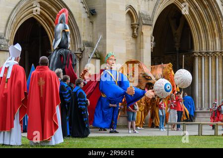 St Albans, Vereinigtes Königreich, 24. Juni 2023, Alban Pilgrimage, eine herrliche Prozession zur Feier von Alban, Großbritanniens erstem heiligen. Jedes Jahr gehen 12ft große Karnevalspuppen, die Figuren aus der Geschichte von St. Alban repräsentieren, auf die Straße, um seine historische Geschichte nachzuahmen. Die Puppen werden von Menschen jeden Alters begleitet, die als Löwen, römische Soldaten, Engel, Streitwagen und mehr gekleidet sind. Andrew Lalchan Photography/Alamy Live News Stockfoto