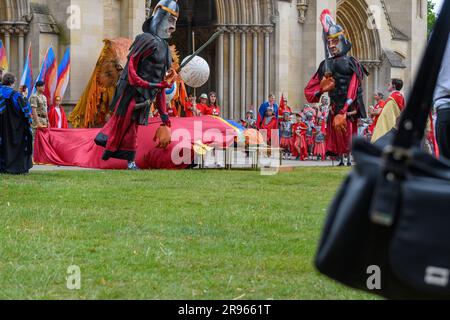 St Albans, Vereinigtes Königreich, 24. Juni 2023, Alban Pilgrimage, eine herrliche Prozession zur Feier von Alban, Großbritanniens erstem heiligen. Jedes Jahr gehen 12ft große Karnevalspuppen, die Figuren aus der Geschichte von St. Alban repräsentieren, auf die Straße, um seine historische Geschichte nachzuahmen. Die Puppen werden von Menschen jeden Alters begleitet, die als Löwen, römische Soldaten, Engel, Streitwagen und mehr gekleidet sind. Andrew Lalchan Photography/Alamy Live News Stockfoto