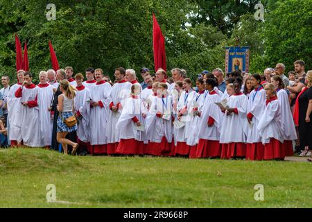 St Albans, Vereinigtes Königreich, 24. Juni 2023, Alban Pilgrimage, eine herrliche Prozession zur Feier von Alban, Großbritanniens erstem heiligen. Jedes Jahr gehen 12ft große Karnevalspuppen, die Figuren aus der Geschichte von St. Alban repräsentieren, auf die Straße, um seine historische Geschichte nachzuahmen. Die Puppen werden von Menschen jeden Alters begleitet, die als Löwen, römische Soldaten, Engel, Streitwagen und mehr gekleidet sind. Andrew Lalchan Photography/Alamy Live News Stockfoto