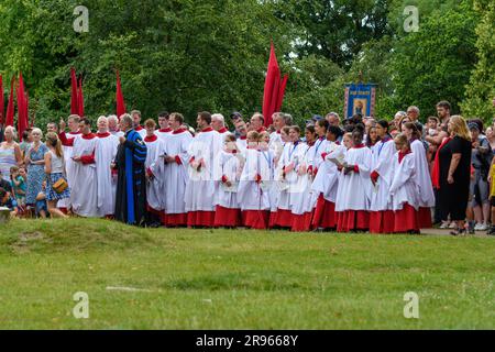 St Albans, Vereinigtes Königreich, 24. Juni 2023, Alban Pilgrimage, eine herrliche Prozession zur Feier von Alban, Großbritanniens erstem heiligen. Jedes Jahr gehen 12ft große Karnevalspuppen, die Figuren aus der Geschichte von St. Alban repräsentieren, auf die Straße, um seine historische Geschichte nachzuahmen. Die Puppen werden von Menschen jeden Alters begleitet, die als Löwen, römische Soldaten, Engel, Streitwagen und mehr gekleidet sind. Andrew Lalchan Photography/Alamy Live News Stockfoto