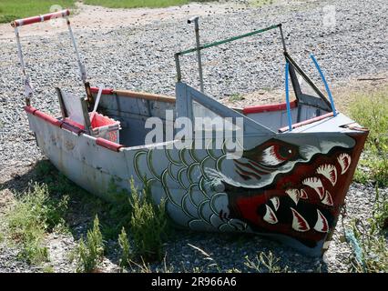 Ein hell bemaltetes Boot an der Küste, Lytham St Annes, Lancashire, Großbritannien, Europa Stockfoto