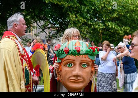 St Albans, Vereinigtes Königreich, 24. Juni 2023, Alban Pilgrimage, eine herrliche Prozession zur Feier von Alban, Großbritanniens erstem heiligen. Jedes Jahr gehen 12ft große Karnevalspuppen, die Figuren aus der Geschichte von St. Alban repräsentieren, auf die Straße, um seine historische Geschichte nachzuahmen. Die Puppen werden von Menschen jeden Alters begleitet, die als Löwen, römische Soldaten, Engel, Streitwagen und mehr gekleidet sind. Andrew Lalchan Photography/Alamy Live News Stockfoto