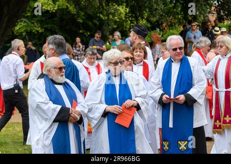 St Albans, Vereinigtes Königreich, 24. Juni 2023, Alban Pilgrimage, eine herrliche Prozession zur Feier von Alban, Großbritanniens erstem heiligen. Jedes Jahr gehen 12ft große Karnevalspuppen, die Figuren aus der Geschichte von St. Alban repräsentieren, auf die Straße, um seine historische Geschichte nachzuahmen. Die Puppen werden von Menschen jeden Alters begleitet, die als Löwen, römische Soldaten, Engel, Streitwagen und mehr gekleidet sind. Andrew Lalchan Photography/Alamy Live News Stockfoto