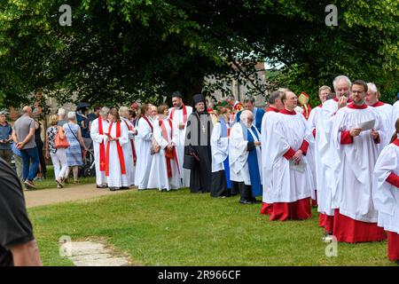 St Albans, Vereinigtes Königreich, 24. Juni 2023, Alban Pilgrimage, eine herrliche Prozession zur Feier von Alban, Großbritanniens erstem heiligen. Jedes Jahr gehen 12ft große Karnevalspuppen, die Figuren aus der Geschichte von St. Alban repräsentieren, auf die Straße, um seine historische Geschichte nachzuahmen. Die Puppen werden von Menschen jeden Alters begleitet, die als Löwen, römische Soldaten, Engel, Streitwagen und mehr gekleidet sind. Andrew Lalchan Photography/Alamy Live News Stockfoto