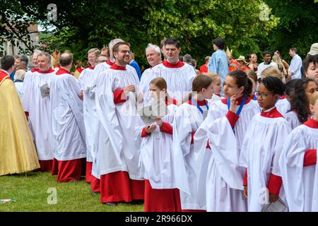 St Albans, Vereinigtes Königreich, 24. Juni 2023, Alban Pilgrimage, eine herrliche Prozession zur Feier von Alban, Großbritanniens erstem heiligen. Jedes Jahr gehen 12ft große Karnevalspuppen, die Figuren aus der Geschichte von St. Alban repräsentieren, auf die Straße, um seine historische Geschichte nachzuahmen. Die Puppen werden von Menschen jeden Alters begleitet, die als Löwen, römische Soldaten, Engel, Streitwagen und mehr gekleidet sind. Andrew Lalchan Photography/Alamy Live News Stockfoto