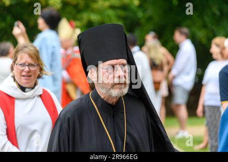 St Albans, Vereinigtes Königreich, 24. Juni 2023, Alban Pilgrimage, eine herrliche Prozession zur Feier von Alban, Großbritanniens erstem heiligen. Jedes Jahr gehen 12ft große Karnevalspuppen, die Figuren aus der Geschichte von St. Alban repräsentieren, auf die Straße, um seine historische Geschichte nachzuahmen. Die Puppen werden von Menschen jeden Alters begleitet, die als Löwen, römische Soldaten, Engel, Streitwagen und mehr gekleidet sind. Andrew Lalchan Photography/Alamy Live News Stockfoto