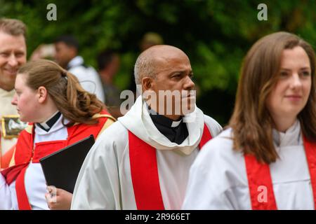 St Albans, Vereinigtes Königreich, 24. Juni 2023, Alban Pilgrimage, eine herrliche Prozession zur Feier von Alban, Großbritanniens erstem heiligen. Jedes Jahr gehen 12ft große Karnevalspuppen, die Figuren aus der Geschichte von St. Alban repräsentieren, auf die Straße, um seine historische Geschichte nachzuahmen. Die Puppen werden von Menschen jeden Alters begleitet, die als Löwen, römische Soldaten, Engel, Streitwagen und mehr gekleidet sind. Andrew Lalchan Photography/Alamy Live News Stockfoto