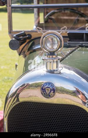 Eine Thermometerhaube oder ein Zierstück auf einem alten Morris Light Van, England, Großbritannien Stockfoto