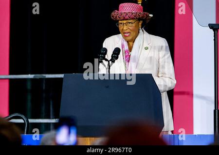 Charlotte, Usa. 24. Juni 2023. Die demokratische Vertreterin aus North Carolina Alma Adams spricht vor dem US-Vizepräsidenten Kamala Harris anlässlich des einjährigen Jahrestages der Entscheidung des US Supreme Court in Dobbs im Grady Cole Center in Charlotte, North Carolina, USA, am 24. Juni 2023. Mit dem Urteil des Obersten Gerichtshofs der USA in der Rechtssache Dobbs gegen Jackson Women's Health Organization wurde der wegweisende Fall von Abtreibungsrechten von Roe gegen Wade aufgehoben. Kredit: Abaca Press/Alamy Live News Stockfoto