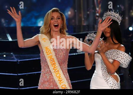 Pattaya, Thailand. 24. Juni 2023. Die niederländische solange Dekker feiert nach ihrem Sieg beim Miss International Queen 2023 transsexuellen Schönheitswettbewerb im thailändischen Ferienort Bangkok. Kredit: SOPA Images Limited/Alamy Live News Stockfoto