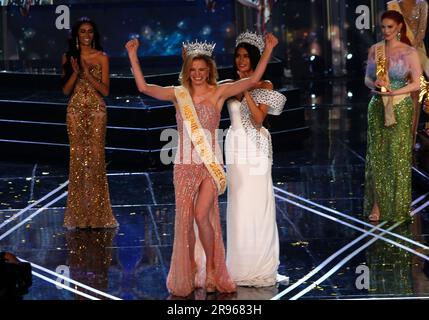 Pattaya, Thailand. 24. Juni 2023. Die niederländische solange Dekker feiert nach ihrem Sieg beim Miss International Queen 2023 transsexuellen Schönheitswettbewerb im thailändischen Ferienort Bangkok. Kredit: SOPA Images Limited/Alamy Live News Stockfoto