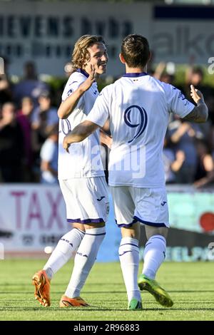 Oudenaarde, Belgien. 24. Juni 2023. Anderlecht's Luca Monticelli feiert nach einem Treffer während eines freundlichen Fußballspiels zwischen dem First Division Club RSC Anderlecht und KSV Oudenaarde, Samstag, den 24. Juni 2023 in Oudenaarde, zur Vorbereitung der kommenden Saison 2023-2023. BELGA FOTO TOM GOYVAERTS Kredit: Belga News Agency/Alamy Live News Stockfoto