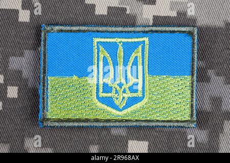 KIEW, UKRAINE - 5. Oktober 2022. Russische Invasion in der Ukraine 2022. Ukraine Army Flag Patch Uniform Schulterarm Abzeichen auf getarnter Unifo Stockfoto