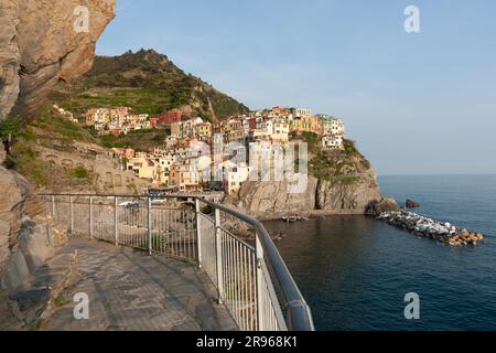 Manarola Italien - 25 2011. April; traditionelle farbenfrohe mediterrane Fischerdorf Terrassenhäuser am Rand der Felsenklippen in Cinque Terre Stockfoto