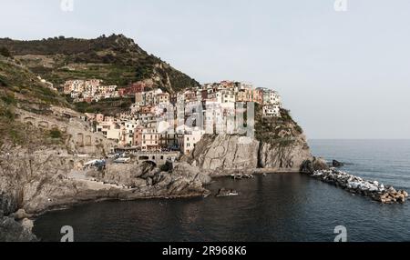 Manarola Italien - 25 2011. April; traditionelle farbenfrohe mediterrane Fischerdorf Terrassenhäuser am Rand der Felsenklippen in Cinque Terre Stockfoto