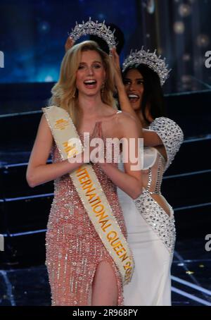 Pattaya, Thailand. 24. Juni 2023. Die niederländische solange Dekker feiert nach ihrem Sieg beim Miss International Queen 2023 transsexuellen Schönheitswettbewerb im thailändischen Ferienort Bangkok. (Foto: Chaiwat Subprasom/SOPA Images/Sipa USA) Guthaben: SIPA USA/Alamy Live News Stockfoto