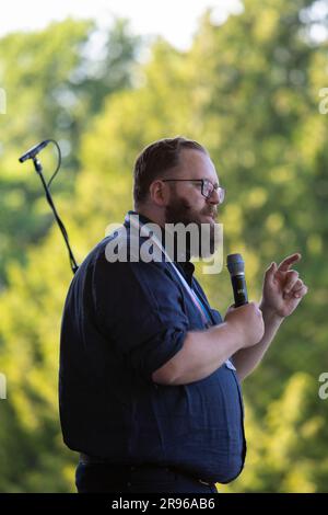 Senator Marko Liias des US-Bundesstaats Washington spricht am Freitag, den 23. Juni 2023, bei der Trans Pride-Feier im Seattle Volunteer Park mit Anhängern. Stockfoto