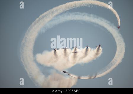 Das Team der Royal Air Force, Red Arrows, aus der RAF Waddington, nimmt am Armed Forces Day National Event über der Falmouth Bay Teil Stockfoto