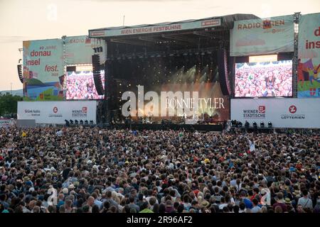 Wien, Österreich. 24. Juni 2023 Die britische Pop- und Rocksängerin Bonnie Tyler spielte auf der Hauptbühne des „Donauinselfests“ 40. ihre bekanntesten Songs und Songs anderer Bands. ©Andreas Stroh Stockfoto