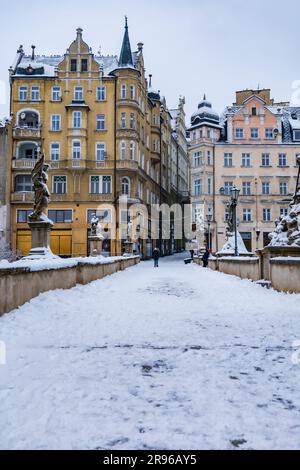 Klodzko, Polen - Januar 2023: Kleine gotische Brücke über den Fluss Mlynowka im Stadtzentrum und im Winter von frischem Schnee bedeckt Stockfoto