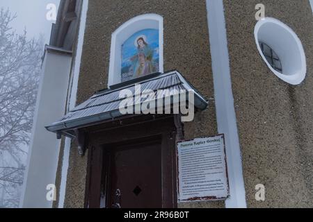 Bardo, Polen - Januar 2023: Bergkapelle unserer Lieben Frau des Weinens in den Bardo-Bergen voller Schnee und Nebel im Winter Stockfoto