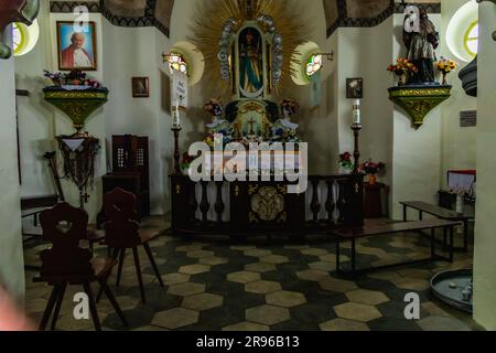 Bardo, Polen - Januar 2023: Das Innere der Bergkapelle unserer Lieben Frau des Trauerns im Bardo-Gebirge im Winter Stockfoto