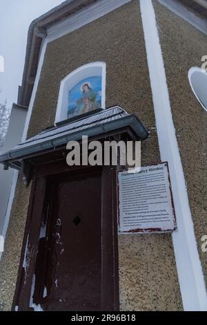 Bardo, Polen - Januar 2023: Bergkapelle unserer Lieben Frau des Weinens in den Bardo-Bergen voller Schnee und Nebel im Winter Stockfoto