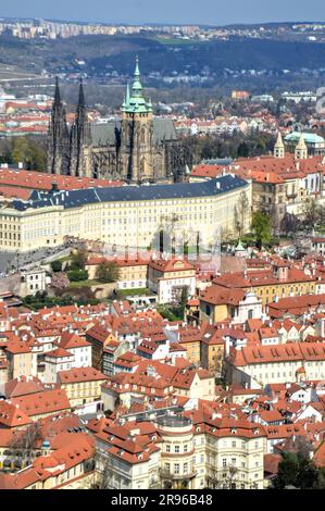 Blick auf die Prager Burg und St. Veitsdom, historische Kulturerbestätte im Herzen der Stadt Stockfoto