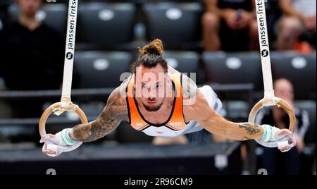 ROTTERDAM - Bart Deurloo in Aktion während des Männerfinales der Nationalen Turnmeisterschaft in Ahoy. ANP IRIS VANDEN BROEK Stockfoto