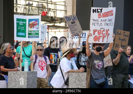 Trans- und LGBTQ-Aktivisten haben sich zusammengeschlossen, um gegen die Dobbs-Entscheidung zu protestieren, die vor einem Jahr während eines schwestermarsches für den National Day of Action vom Women's March National in der Innenstadt von Chicago am 24. Juni 2023 getroffen wurde. Vor einem Jahr hat der Oberste Gerichtshof in dieser Woche seine Dobbs-Entscheidung erlassen, die bedeutete, dass Millionen von Amerikanern keinen garantierten Zugang zur Abtreibungsbetreuung mehr hatten. (Foto: Alexandra Buxbaum/Sips USA) Guthaben: SIPA USA/Alamy Live News Stockfoto