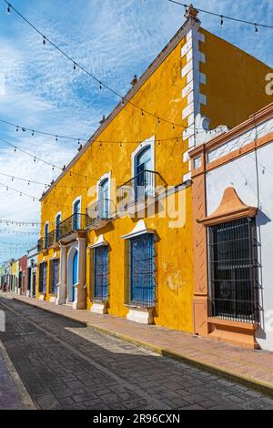 Campeche City Street mit farbenfroher Wohnarchitektur, Campeche State, Yucatan, Mexiko. Stockfoto