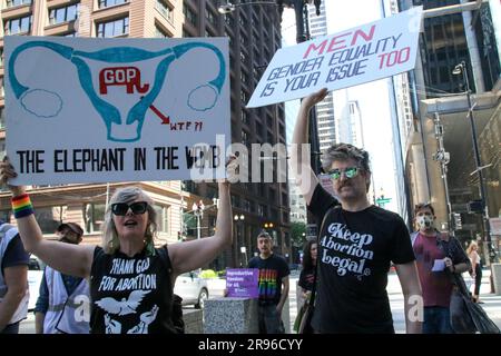 Trans- und LGBTQ-Aktivisten haben sich zusammengeschlossen, um gegen die Dobbs-Entscheidung zu protestieren, die vor einem Jahr während eines schwestermarsches für den National Day of Action vom Women's March National in der Innenstadt von Chicago am 24. Juni 2023 getroffen wurde. Vor einem Jahr hat der Oberste Gerichtshof in dieser Woche seine Dobbs-Entscheidung erlassen, die bedeutete, dass Millionen von Amerikanern keinen garantierten Zugang zur Abtreibungsbetreuung mehr hatten. (Foto: Alexandra Buxbaum/Sips USA) Guthaben: SIPA USA/Alamy Live News Stockfoto