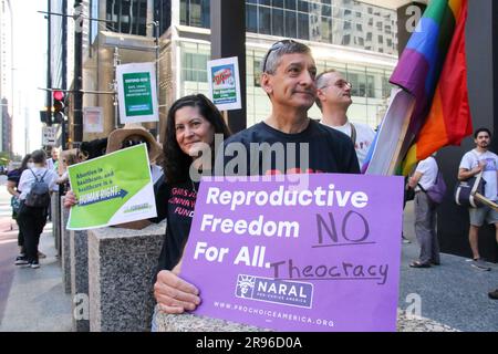 Trans- und LGBTQ-Aktivisten haben sich zusammengeschlossen, um gegen die Dobbs-Entscheidung zu protestieren, die vor einem Jahr während eines schwestermarsches für den National Day of Action vom Women's March National in der Innenstadt von Chicago am 24. Juni 2023 getroffen wurde. Vor einem Jahr hat der Oberste Gerichtshof in dieser Woche seine Dobbs-Entscheidung erlassen, die bedeutete, dass Millionen von Amerikanern keinen garantierten Zugang zur Abtreibungsbetreuung mehr hatten. (Foto: Alexandra Buxbaum/Sips USA) Guthaben: SIPA USA/Alamy Live News Stockfoto