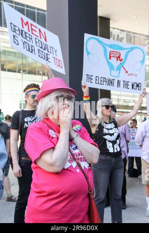 Trans- und LGBTQ-Aktivisten haben sich zusammengeschlossen, um gegen die Dobbs-Entscheidung zu protestieren, die vor einem Jahr während eines schwestermarsches für den National Day of Action vom Women's March National in der Innenstadt von Chicago am 24. Juni 2023 getroffen wurde. Vor einem Jahr hat der Oberste Gerichtshof in dieser Woche seine Dobbs-Entscheidung erlassen, die bedeutete, dass Millionen von Amerikanern keinen garantierten Zugang zur Abtreibungsbetreuung mehr hatten. (Foto: Alexandra Buxbaum/Sips USA) Guthaben: SIPA USA/Alamy Live News Stockfoto