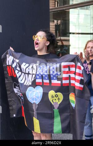 Trans- und LGBTQ-Aktivisten haben sich zusammengeschlossen, um gegen die Dobbs-Entscheidung zu protestieren, die vor einem Jahr während eines schwestermarsches für den National Day of Action vom Women's March National in der Innenstadt von Chicago am 24. Juni 2023 getroffen wurde. Vor einem Jahr hat der Oberste Gerichtshof in dieser Woche seine Dobbs-Entscheidung erlassen, die bedeutete, dass Millionen von Amerikanern keinen garantierten Zugang zur Abtreibungsbetreuung mehr hatten. (Foto: Alexandra Buxbaum/Sips USA) Guthaben: SIPA USA/Alamy Live News Stockfoto