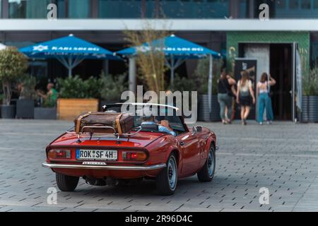 Kaiserslautern, Deutschland. 24. Juni 2023. 1978 Uhr Triumph Spitfire 1500 Ankunft am Stiftsplatz (Platz) nach der Rallye. Die 15. Kaiserslautern Classics kombiniert eine Oldtimer-Ausstellung mit der ehemaligen ADAC Trifels Historic Rallye (jetzt unter dem neuen Namen „ADAC Trifels Oldtimerwanderung“) und einem Vespa-Meeting. Die Veranstaltung beginnt am Samstag um 8:30 UHR und wird den ganzen Tag über an verschiedenen öffentlichen Orten in der Innenstadt fortgesetzt, begleitet von Livebands. Kredit: Gustav Zygmund/Alamy News Stockfoto