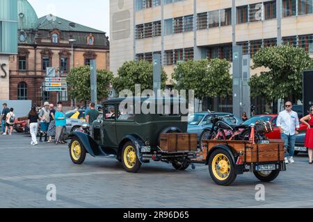 Kaiserslautern, Deutschland. 24. Juni 2023. 1930 Ford Model A Tudor mit Anhänger am Stiftsplatz (Platz). Die 15. Kaiserslautern Classics kombiniert eine Oldtimer-Ausstellung mit der ehemaligen ADAC Trifels Historic Rallye (jetzt unter dem neuen Namen „ADAC Trifels Oldtimerwanderung“) und einem Vespa-Meeting. Die Veranstaltung beginnt am Samstag um 8:30 UHR und wird den ganzen Tag über an verschiedenen öffentlichen Orten in der Innenstadt fortgesetzt, begleitet von Livebands. Kredit: Gustav Zygmund/Alamy News Stockfoto