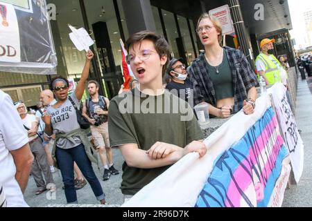 Trans- und LGBTQ-Aktivisten haben sich zusammengeschlossen, um gegen die Dobbs-Entscheidung zu protestieren, die vor einem Jahr während eines schwestermarsches für den National Day of Action vom Women's March National in der Innenstadt von Chicago am 24. Juni 2023 getroffen wurde. Vor einem Jahr hat der Oberste Gerichtshof in dieser Woche seine Dobbs-Entscheidung erlassen, die bedeutete, dass Millionen von Amerikanern keinen garantierten Zugang zur Abtreibungsbetreuung mehr hatten. (Foto: Alexandra Buxbaum/Sips USA) Guthaben: SIPA USA/Alamy Live News Stockfoto