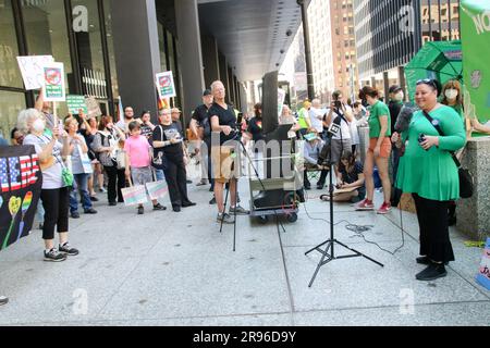 Trans- und LGBTQ-Aktivisten haben sich zusammengeschlossen, um gegen die Dobbs-Entscheidung zu protestieren, die vor einem Jahr während eines schwestermarsches für den National Day of Action vom Women's March National in der Innenstadt von Chicago am 24. Juni 2023 getroffen wurde. Vor einem Jahr hat der Oberste Gerichtshof in dieser Woche seine Dobbs-Entscheidung erlassen, die bedeutete, dass Millionen von Amerikanern keinen garantierten Zugang zur Abtreibungsbetreuung mehr hatten. (Foto: Alexandra Buxbaum/Sips USA) Guthaben: SIPA USA/Alamy Live News Stockfoto