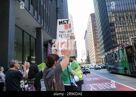 Trans- und LGBTQ-Aktivisten haben sich zusammengeschlossen, um gegen die Dobbs-Entscheidung zu protestieren, die vor einem Jahr während eines schwestermarsches für den National Day of Action vom Women's March National in der Innenstadt von Chicago am 24. Juni 2023 getroffen wurde. Vor einem Jahr hat der Oberste Gerichtshof in dieser Woche seine Dobbs-Entscheidung erlassen, die bedeutete, dass Millionen von Amerikanern keinen garantierten Zugang zur Abtreibungsbetreuung mehr hatten. (Foto: Alexandra Buxbaum/Sips USA) Guthaben: SIPA USA/Alamy Live News Stockfoto