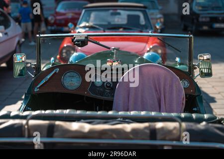 Kaiserslautern, Deutschland. 24. Juni 2023. Ein rosa Handtuch, das an einem Lenkrad eines 1937 MG TA Autos hängt und es vor der Sonne schützt. Die 15. Kaiserslautern Classics kombiniert eine Oldtimer-Ausstellung mit der ehemaligen ADAC Trifels Historic Rallye (jetzt unter dem neuen Namen „ADAC Trifels Oldtimerwanderung“) und einem Vespa-Meeting. Die Veranstaltung beginnt am Samstag um 8:30 UHR und wird den ganzen Tag über an verschiedenen öffentlichen Orten in der Innenstadt fortgesetzt, begleitet von Livebands. Kredit: Gustav Zygmund/Alamy News Stockfoto