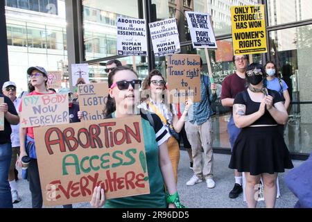 Trans- und LGBTQ-Aktivisten haben sich zusammengeschlossen, um gegen die Dobbs-Entscheidung zu protestieren, die vor einem Jahr während eines schwestermarsches für den National Day of Action vom Women's March National in der Innenstadt von Chicago am 24. Juni 2023 getroffen wurde. Vor einem Jahr hat der Oberste Gerichtshof in dieser Woche seine Dobbs-Entscheidung erlassen, die bedeutete, dass Millionen von Amerikanern keinen garantierten Zugang zur Abtreibungsbetreuung mehr hatten. (Foto: Alexandra Buxbaum/Sips USA) Guthaben: SIPA USA/Alamy Live News Stockfoto