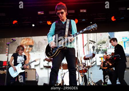 Die Pretender mit Johnny Marr auf der Bühne beim Glastonbury Festival auf der Worthy Farm in Somerset. Foto: Samstag, 24. Juni 2023. Stockfoto