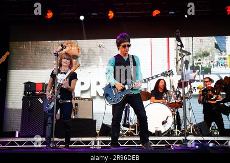 Die Pretender mit Johnny Marr auf der Bühne beim Glastonbury Festival auf der Worthy Farm in Somerset. Foto: Samstag, 24. Juni 2023. Stockfoto