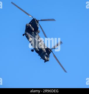 Royal Air Force, Chinook Helicopter, Teilnahme am Armed Forces Day National Event über Falmouth Bay Stockfoto