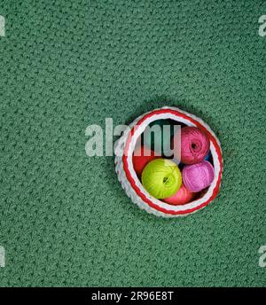 Garne zum Häkeln. Draufsicht, Webbanner mit Kopierbereich. Konzepthobby handgefertigter Nadelarbeit von zu Hause aus. Mehrere mehrfarbige Wollfäden Stockfoto