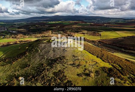 Dunnideer prähistorisches Hügel c250 v. Chr. mit konzentrischen Stadtmauern. Und das mittelalterliche Dunnideer Castle Turmhaus ruiniert. In Der Nähe Von Insch, Grampian, Schottland Stockfoto