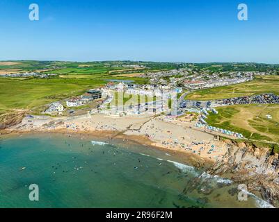 Blick aus der Vogelperspektive auf Crooklets Beach mit dem Dorf Flexbury dahinter, Bude, North Cornwall, England, Großbritannien Stockfoto