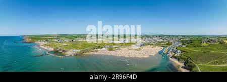 Panoramablick auf die Küste von Bude Bay, von links die Strände Crooklets Beach, Bude Seapool, Summerleaze Beach, ganz rechts Compass Point, Bude Stockfoto